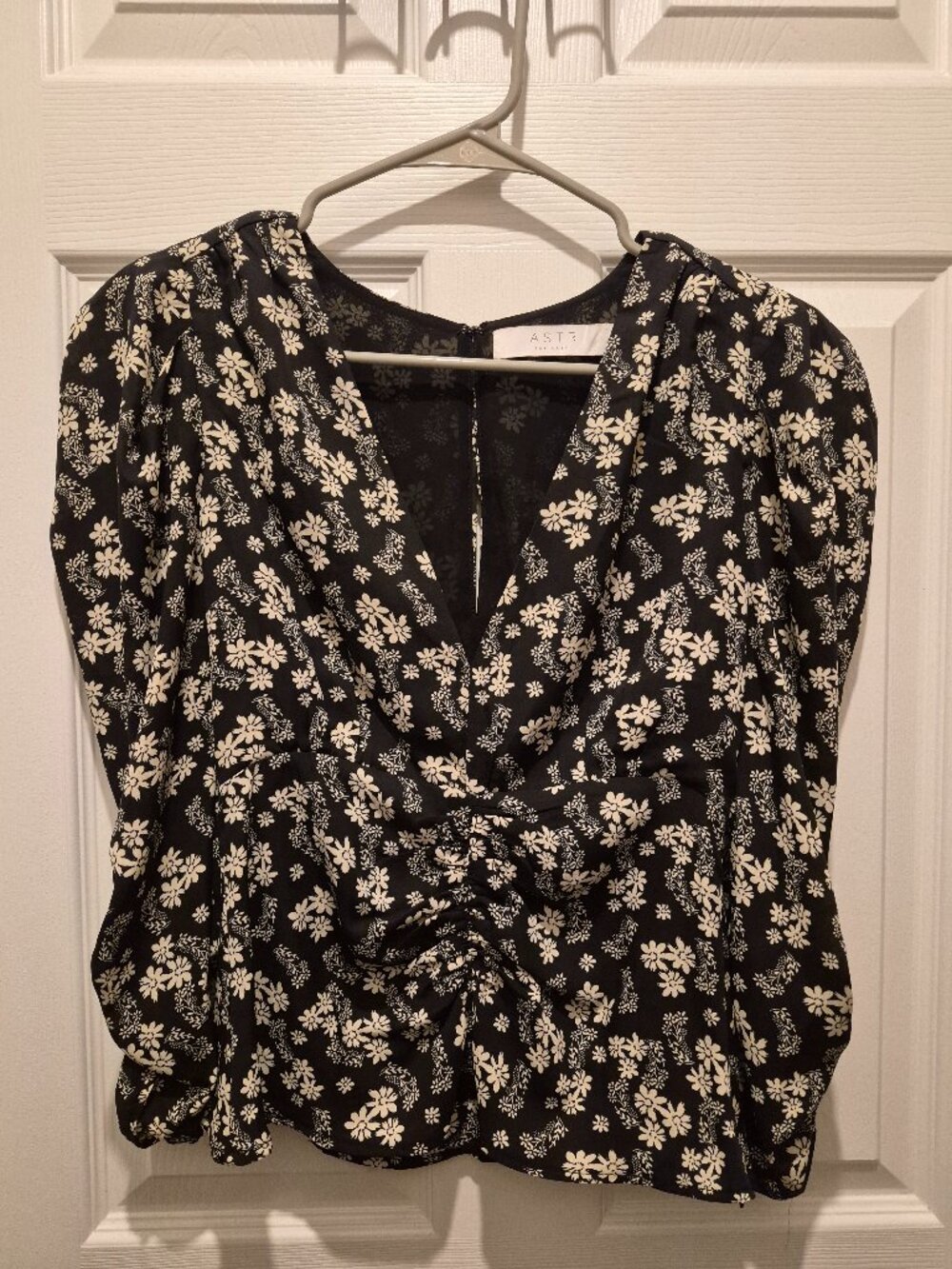 ASTR The Label women's Black/White V neck Floral Top Size XS